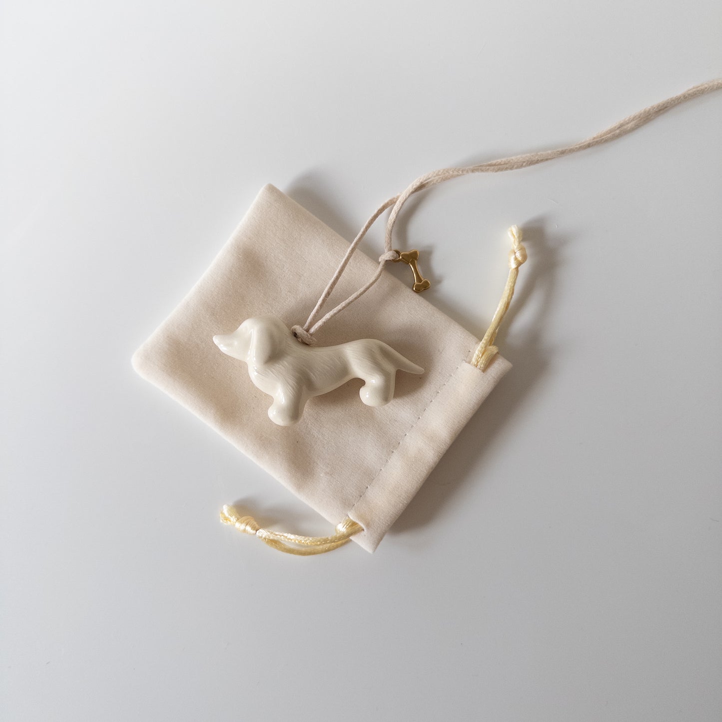 Керамічний підвіс Такса з металевою кісточкою