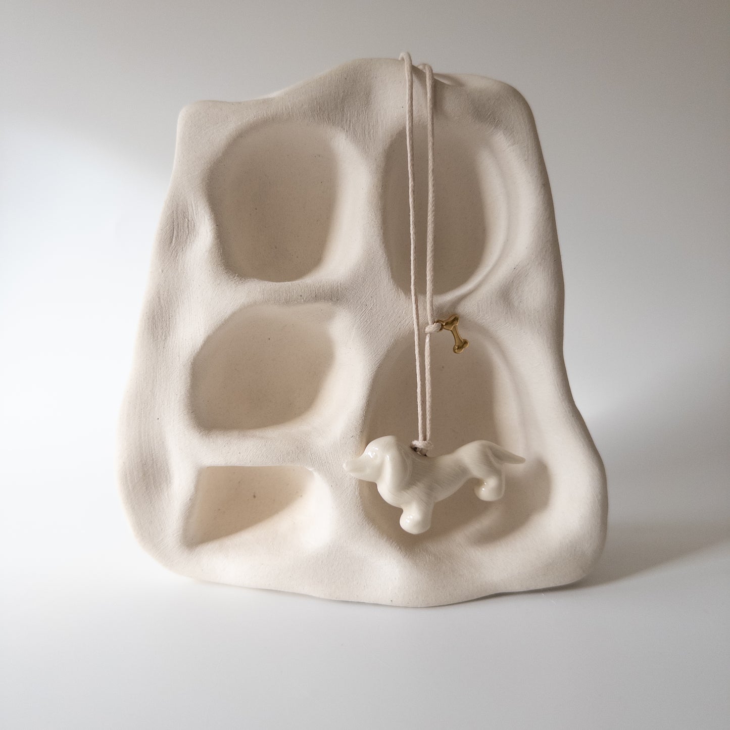 Керамічний підвіс Такса з металевою кісточкою