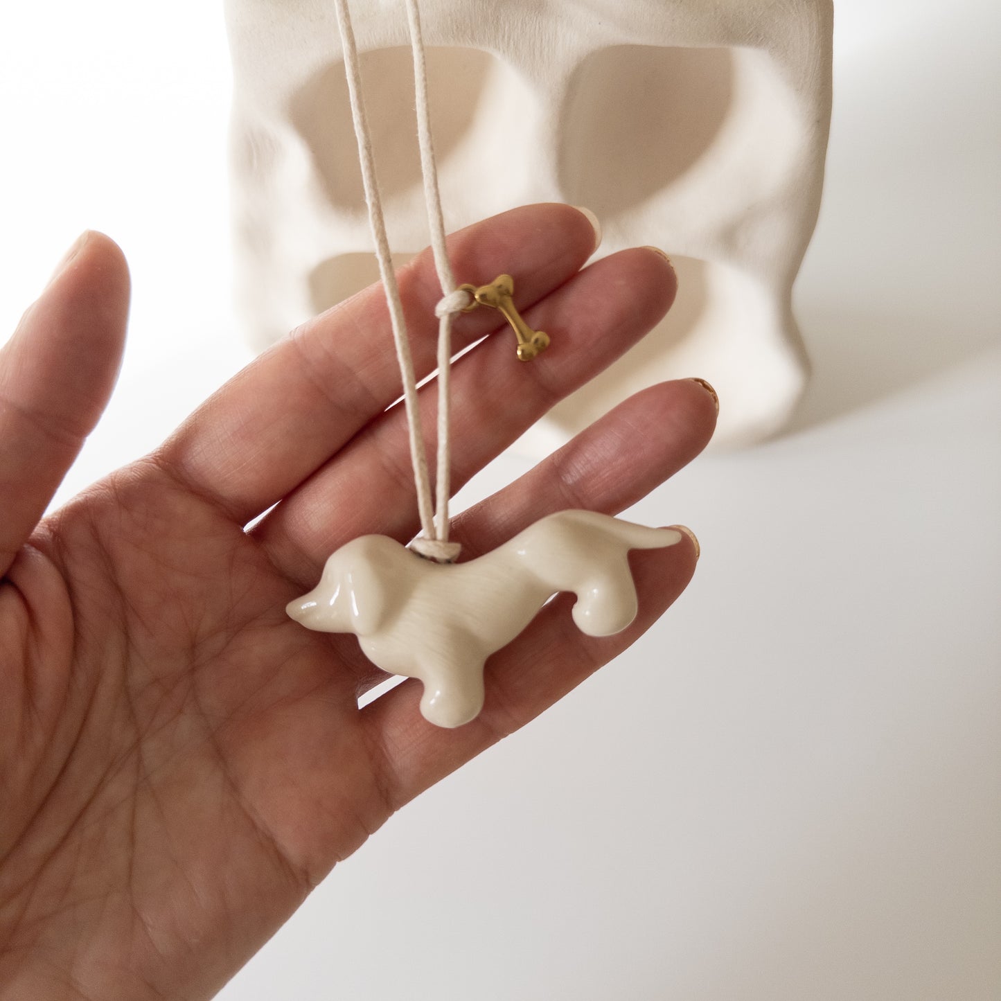 Керамічний підвіс Такса з металевою кісточкою