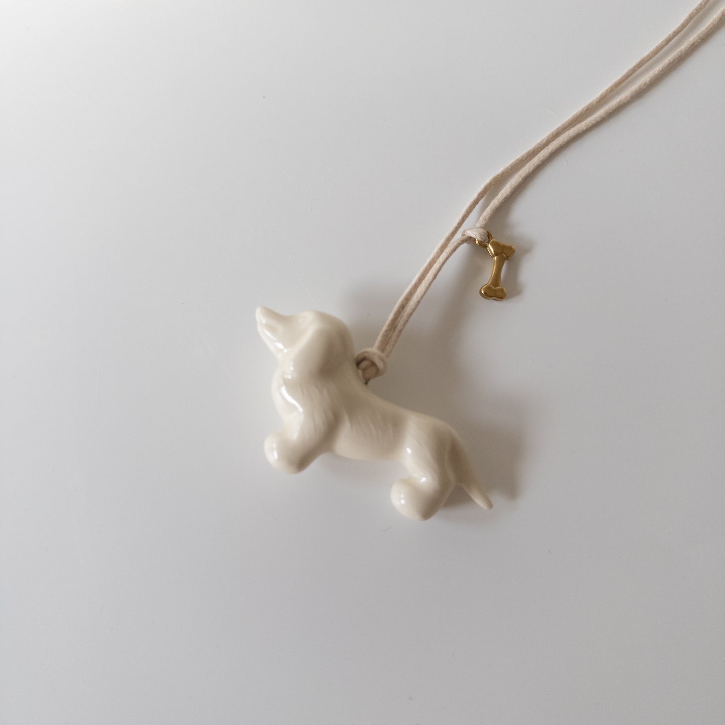 Керамічний підвіс Такса з металевою кісточкою