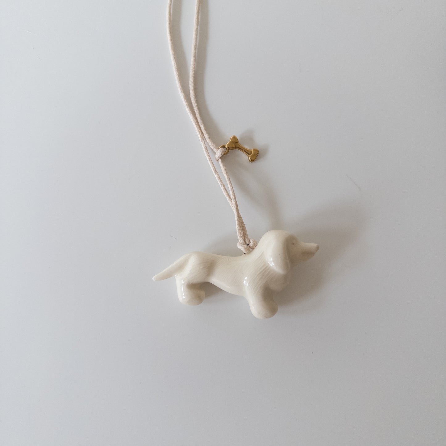 Керамічний підвіс Такса з металевою кісточкою