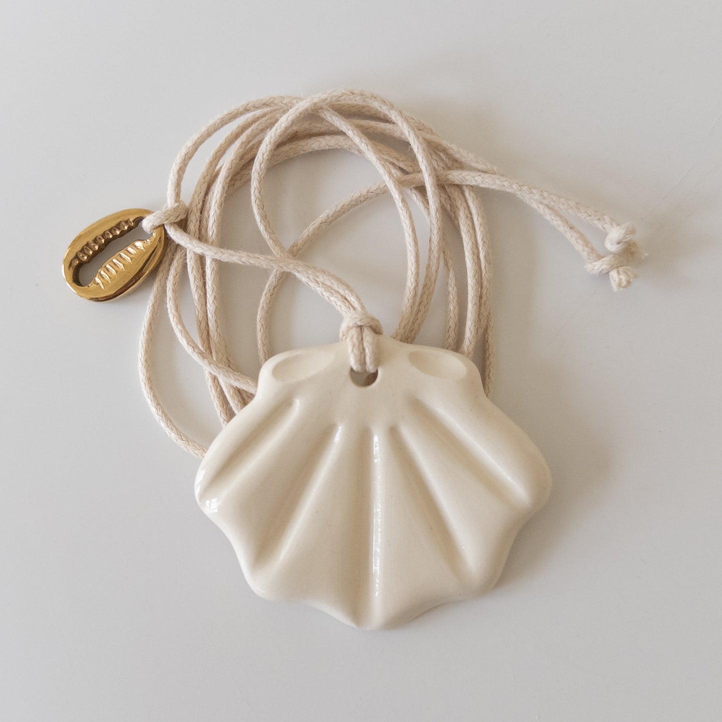 Керамічний підвіс мушля Гребінець + металева Каурі