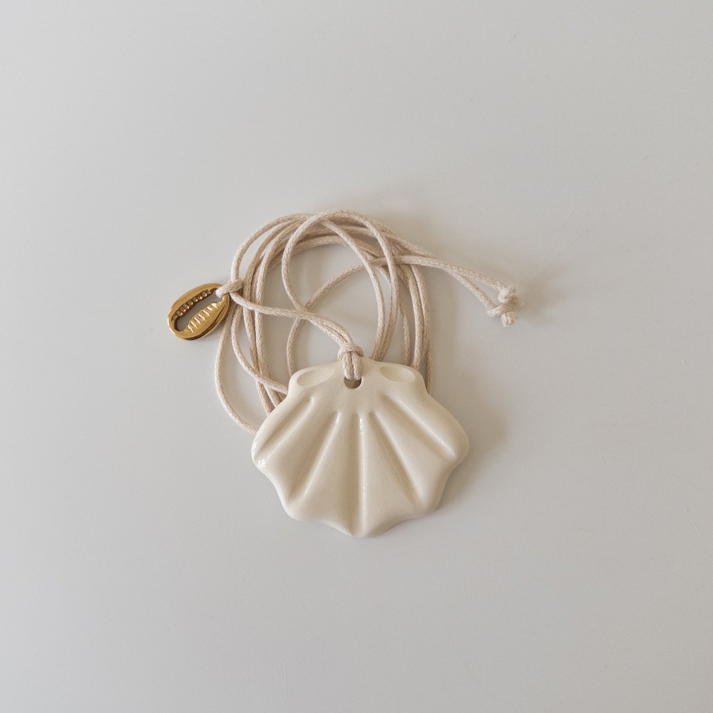 Керамічний підвіс мушля Гребінець + металева Каурі