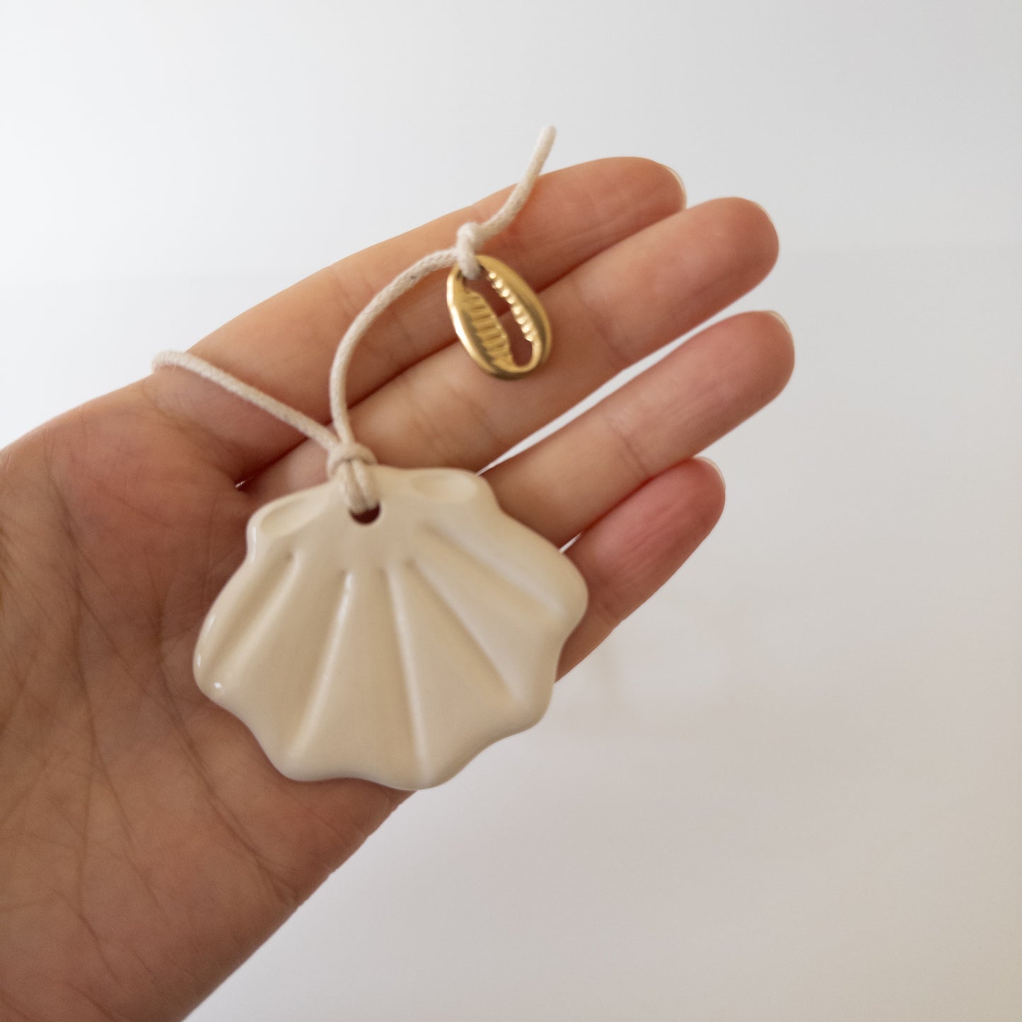 Керамічний підвіс мушля Гребінець + металева Каурі