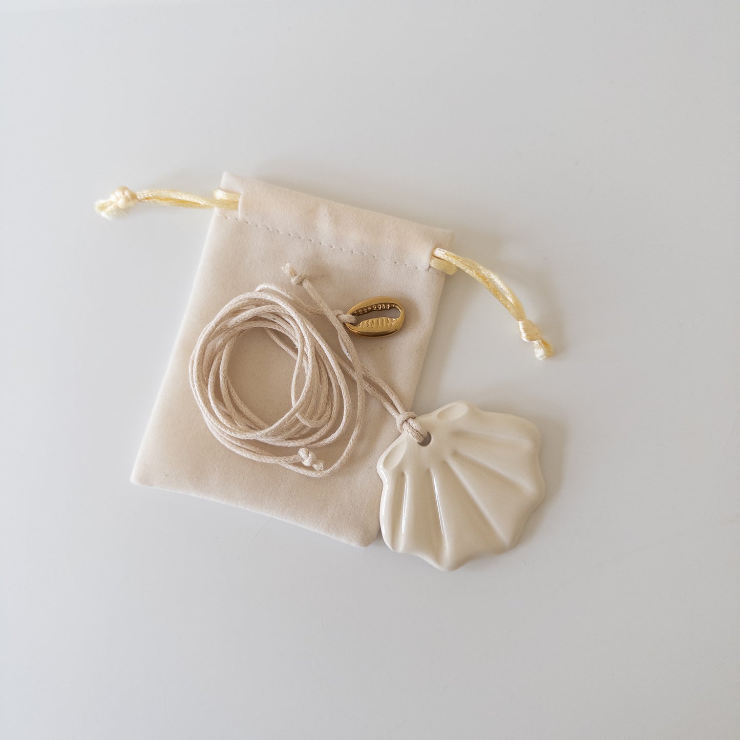 Керамічний підвіс мушля Гребінець + металева Каурі