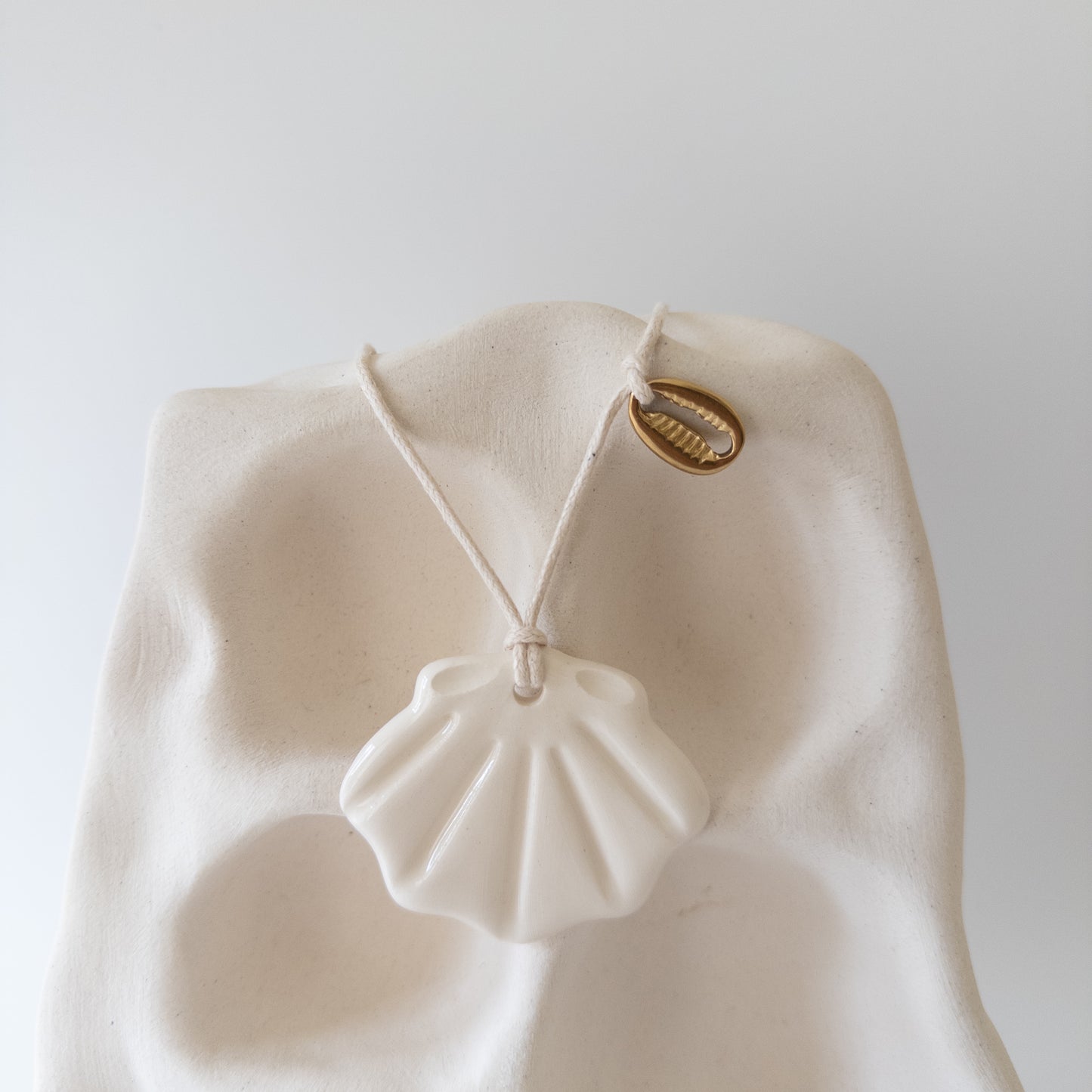 Керамічний підвіс мушля Гребінець + металева Каурі