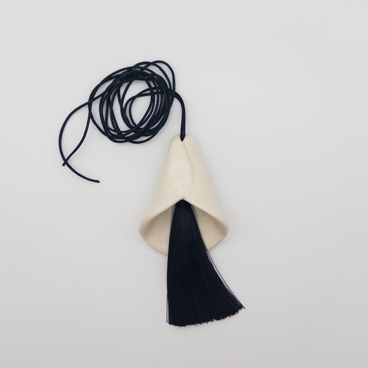 Кала з китицею